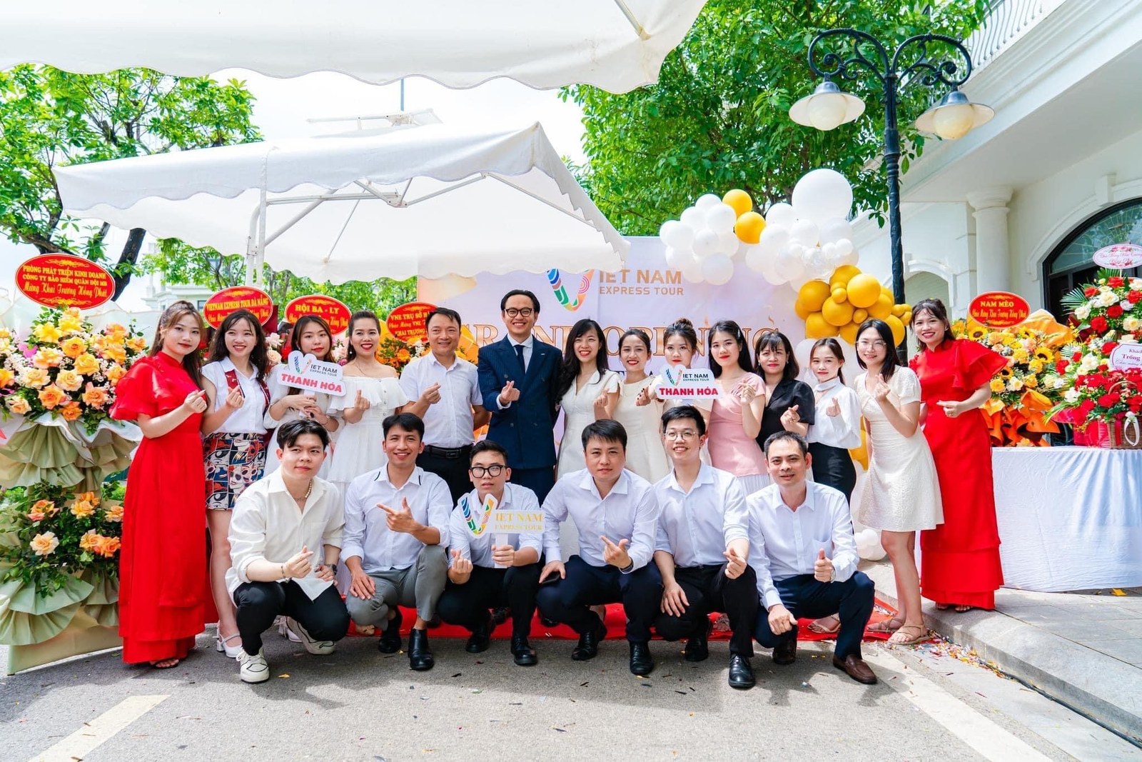 Đội ngũ Vietnam Express Tour trong ngày khai trương chi nhánh Thanh Hóa