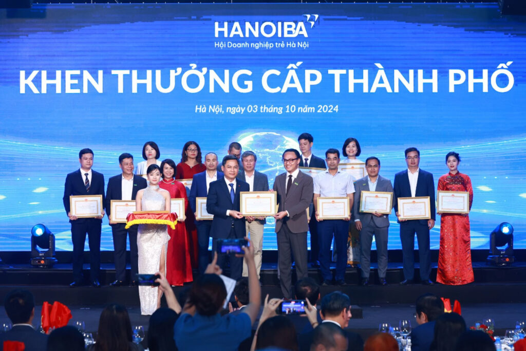Vietnam Express Tour nhận khen thưởng cấp thành phố