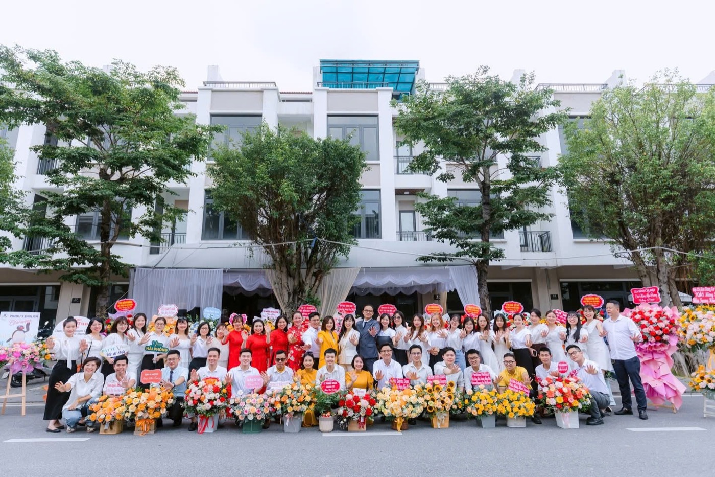 Hình ảnh khai trương và đội ngũ VNExpress Tour Hải Dương